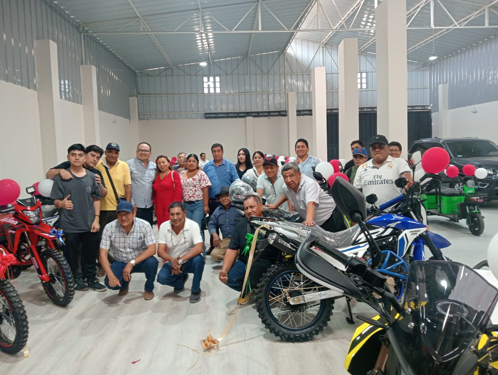 Equipo y clientes de JHERAN Importaciones junto a motocicletas
